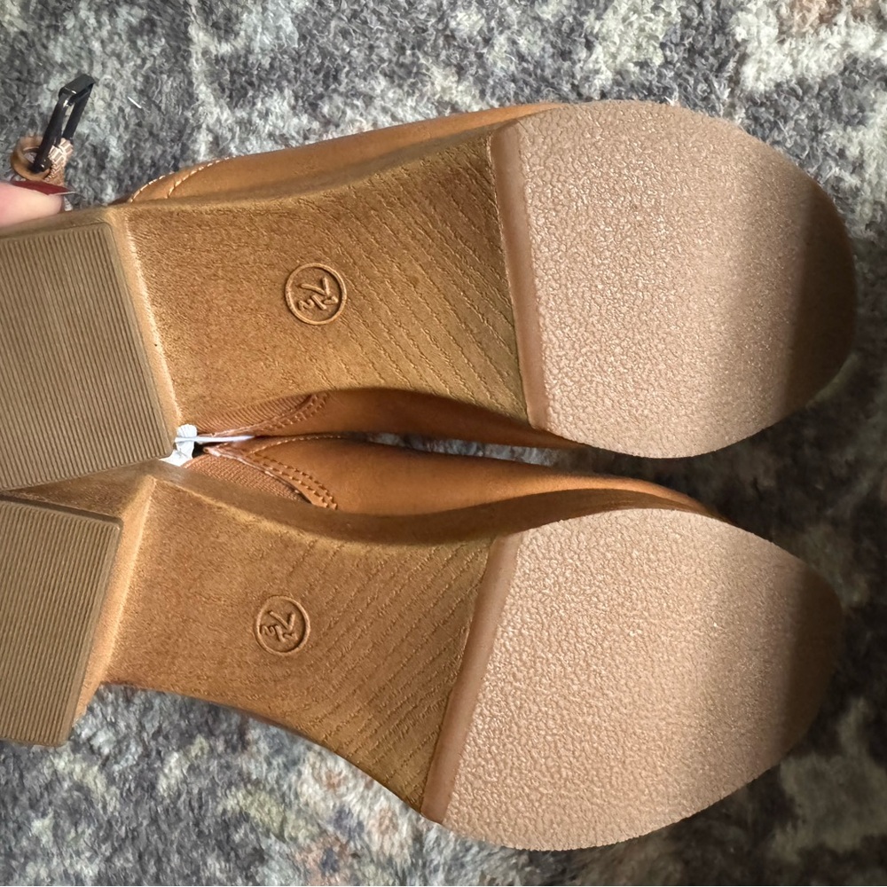 Universal Thread Watson Heels - Picture 2 of 7
